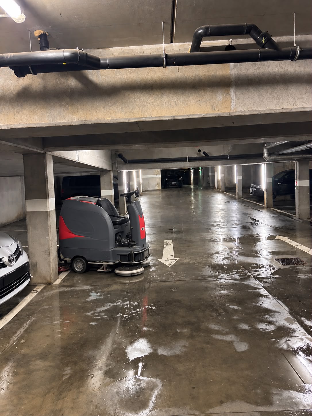 Auto-laveuse dans un parking souterrain